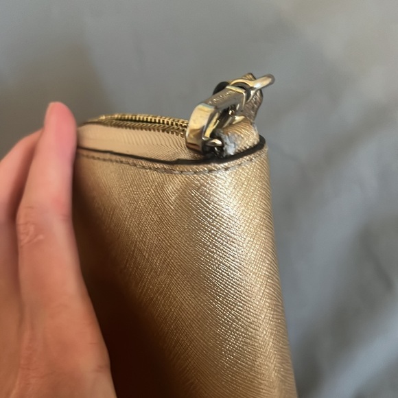Michael Kors wristlet wallet in gold ✨ - Picture 7 of 7